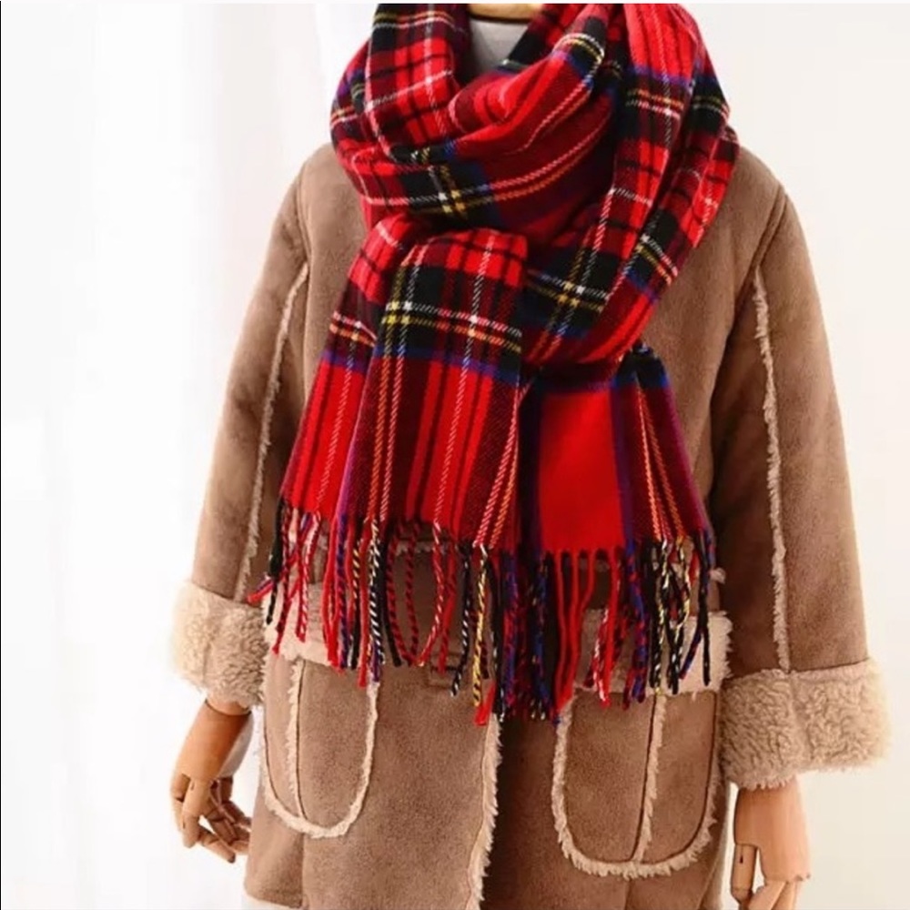 HM red scarf